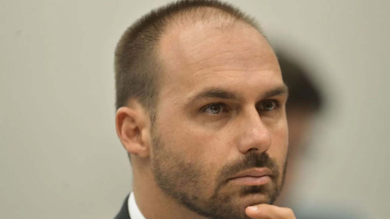 Justiça manda Eduardo Bolsonaro tirar ‘Roda Viva’ de Chico Buarque de postagem