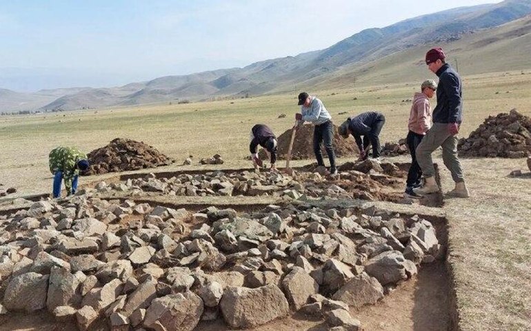 Descoberta rara: escultura feminina de 1.400 anos é achada nas estepes quirguizes