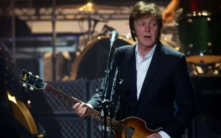 Paul McCartney canta Help! por completo pela primeira vez em 60 anos