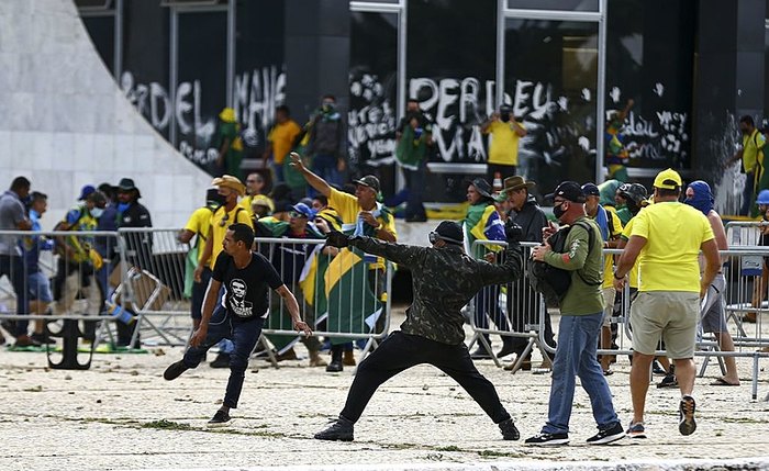 Pedindo golpe de Estado, apoiadores de Bolsonaro destruíram prédios e bens públicos em Brasília Pedindo golpe de Estado, apoiadores de Bolsonaro destruíram prédios e bens públicos em Brasília