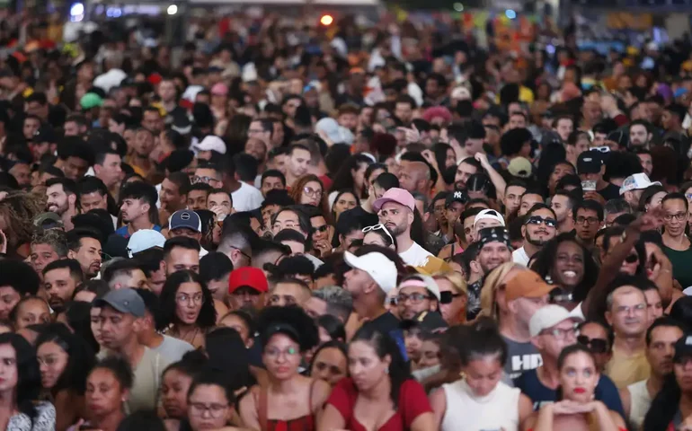 Sem grandes shows, madrugada da Virada Cultural é marcada por música clássica e festas