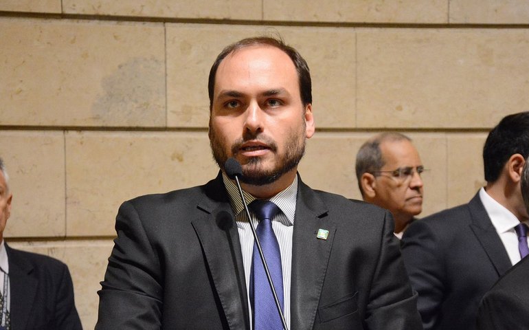 PF diz que Bolsonaro e Carlos integravam organização criminosa na Abin