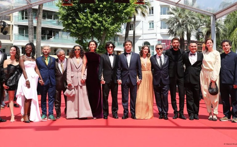 Artistas e autoridades celebram prêmios de O Agente Secreto em Cannes