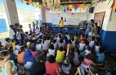 Ex-jogador de futebol motiva estudantes com palestra focada na preparação para Saveal