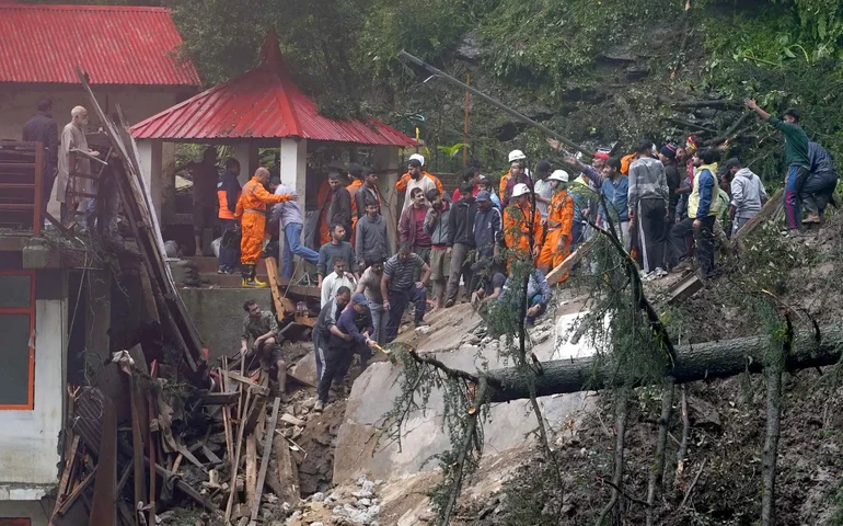 Deslizamentos de terra deixam ao menos 49 pessoas mortas no sul da Índia