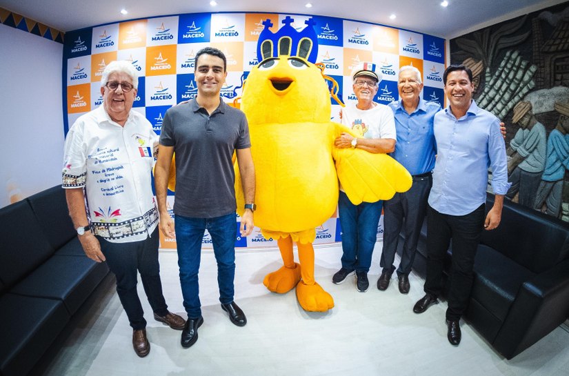 JHC recebe o Pinto da Madrugada e parabeniza o bloco pelos seus 25 anos