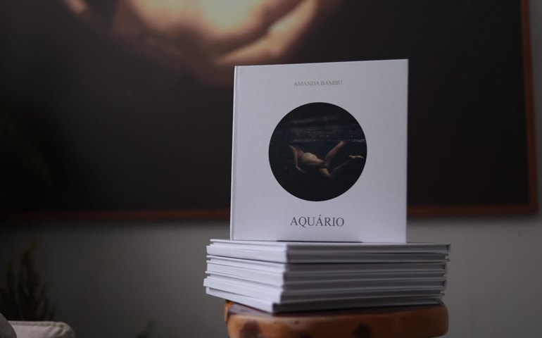 Amanda Bambu lança o fotolivro Aquário no dia 26 de setembro, no Carambola Lab