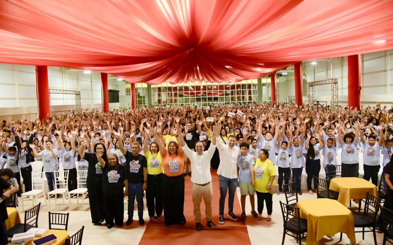 Valorização do mérito estudantil marca entrega de tablets na Rede Municipal de Arapiraca