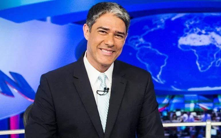 William Bonner se despede do Jornal Nacional com emoção e aplausos