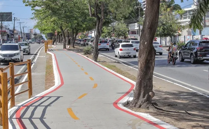 Seminfra orienta ciclistas sobre uso da ciclovia na Fernandes Lima em dias chuvosos