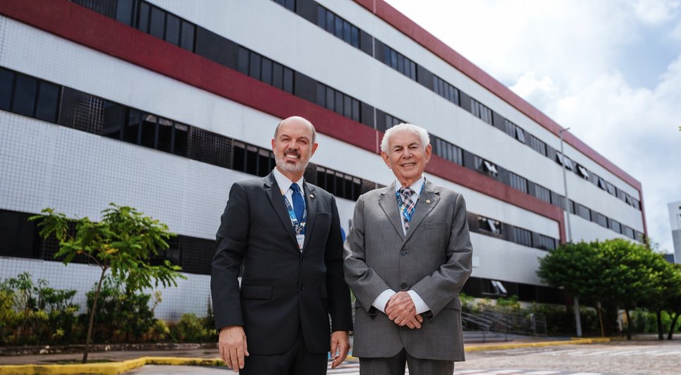 O fundador e reitor, professor Jouberto Uchôa de Mendonça, celebra 64 anos de existência ao lado do vice-reitor,  professor Jouberto Uchôa de Mendonça Junior / Foto: Foto: Jan Vieira