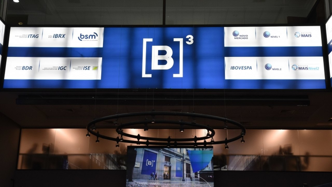 Ibovespa acelera e toca 112 mil pontos com ações de commodities metálicas