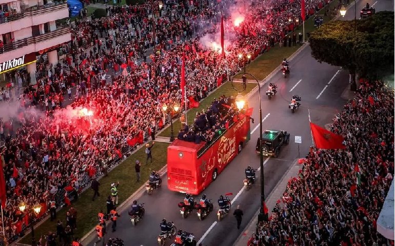 Seleção marroquina celebra Copa histórica nas ruas e recebe condecorações do rei