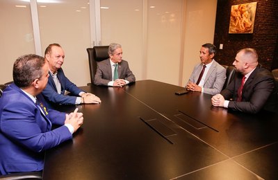 Presidente do TJAL reúne-se com representantes do Serjal e do Sindojus