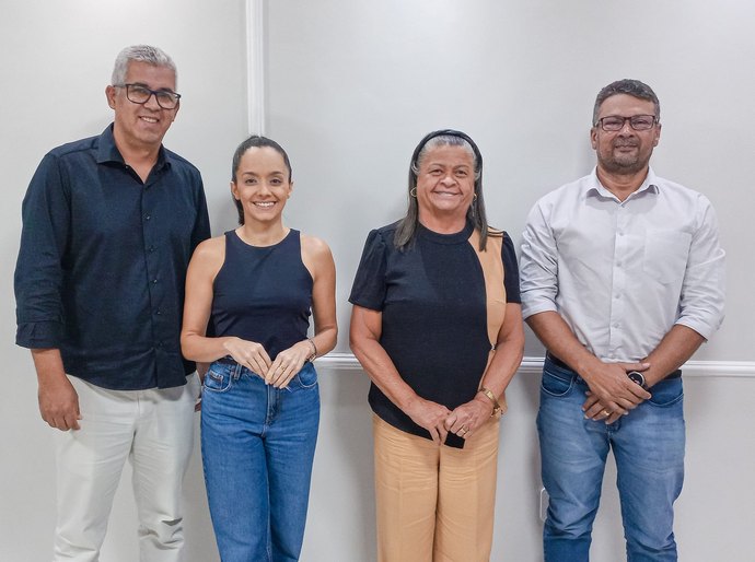 Prefeita Tia Júlia anuncia pagamento dos servidores municipais de Palmeira