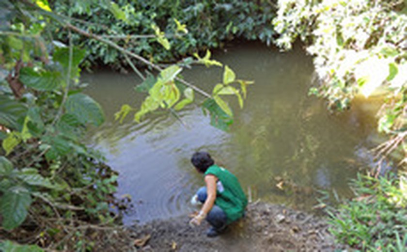 Equipe do IMA coleta amostras de água no Rio Jacuípe após denúncia