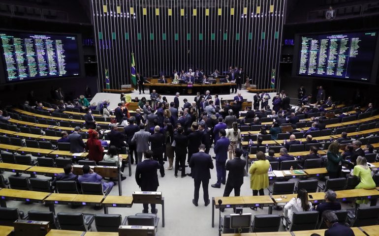 Em sessão solene, Câmara Federal homenageia a UBC
