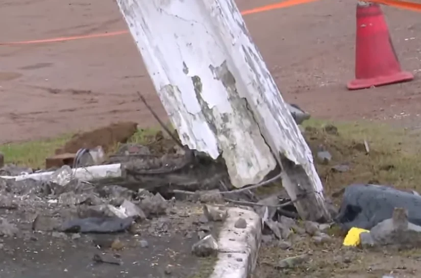 Motorista perde controle da direção, derruba poste e é preso em flagrante