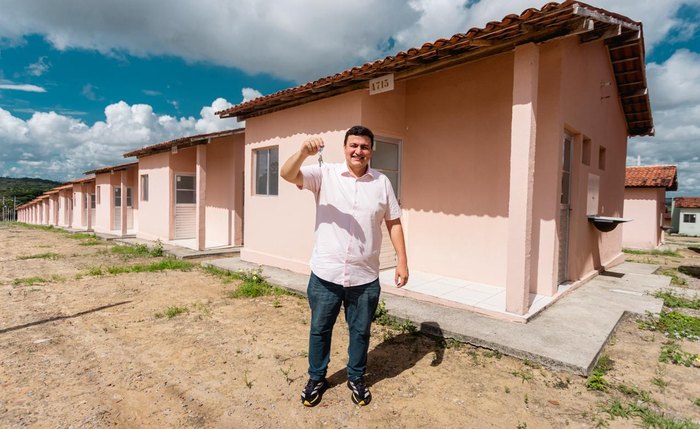 Prefeito  Pedro Carlos realiza a entrega simbólica das chaves de 609 unidades habitacionais no Residencial Senador Benedito de Lira