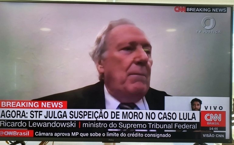 Bolsonaro publica foto de transmissão do julgamento de Moro na 2.ª turma do STF