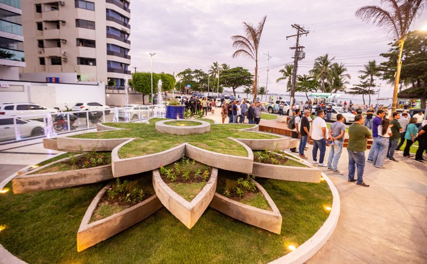 Praça Emílio de Maya, na orla de Ponta Verde, é reinaugurada após revitalização