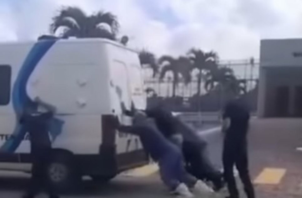 Policiasempurramvan.png / Foto: Foto: redes sociais