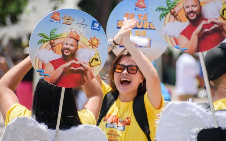 Detran conscientiza sobre segurança no trânsito com bloquinho na orla de Maceió