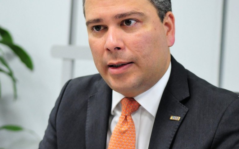 Em troca de mensagens com Vorcaro, ex-presidente do BRB cita Rueda e diz que estaria sempre ao lado do dono do Banco Master