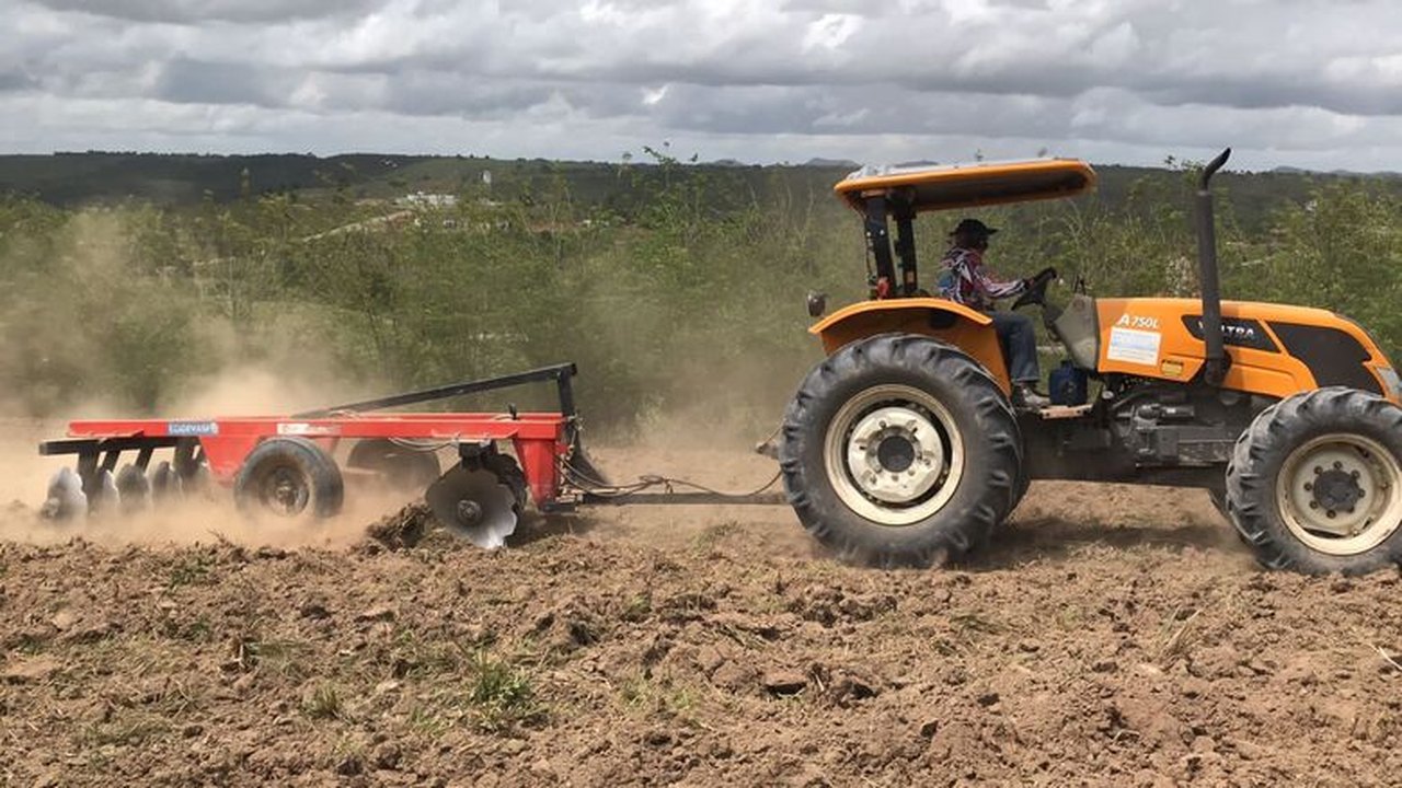 Apoio ao produtor: agricultura de Branquinha realiza serviços de preparação de solo para plantio