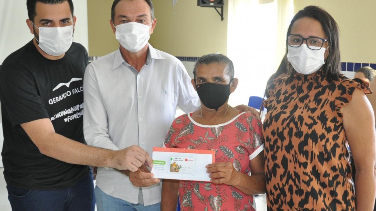 Assistência Social de Anadia, em parceria com o Instituto Girassol e Rede Gerando Falcões, distribui 550 cartões de vale alimentação