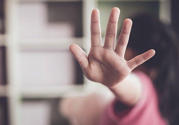 Neto flagra avô abusando sexualmente de menina de seis anos