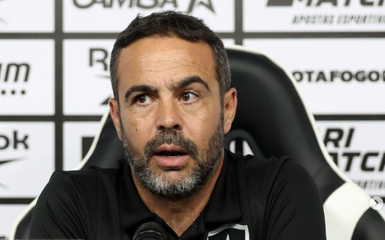 Artur Jorge vê Botafogo 'preparado', insinua 'incentivo' a rivais e detona o Atlético-MG