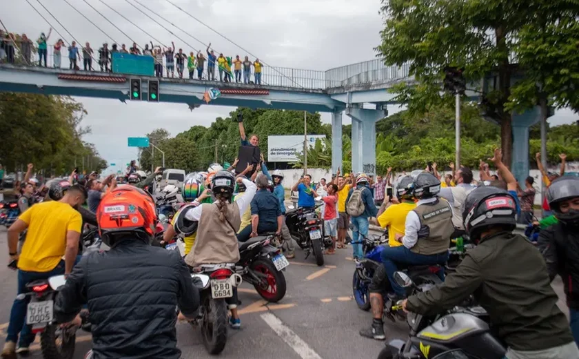 Bolsonaro entrega moradias no Vergel do Lago