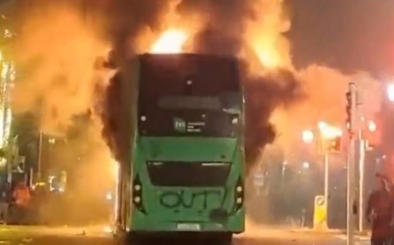 Vídeo mostra momento em que manifestante anti-imigração incendeia viatura da polícia, na Irlanda