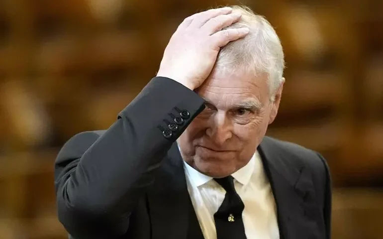 Ex-príncipe Andrew aparece em novas fotos da investigação sobre Epstein