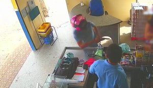 Suspeito de cometer o crime saca arma de fogo logo após chegar ao estabelecimento. / Foto: Imagem: Reprodução/TV Atalaia