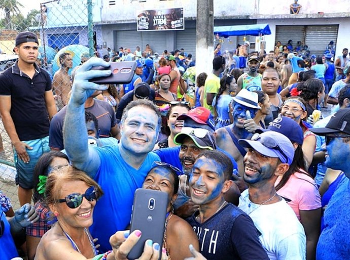 Governador prestigia desfile do tradicional bloco Tudo Azul, em Murici
