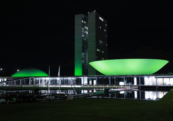 Iluminação verde do Congresso alerta sobre o glaucoma e homenageia Dia Nacional da Defensoria Pública