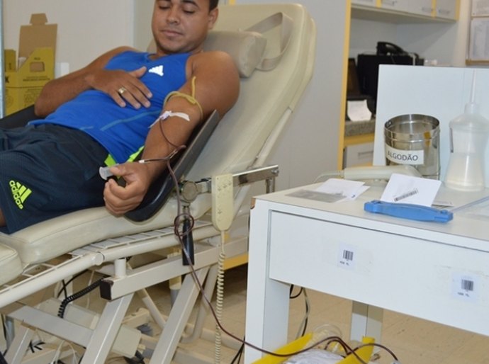 Hemoal prorroga campanha e homenageia doadores de sangue com camisas