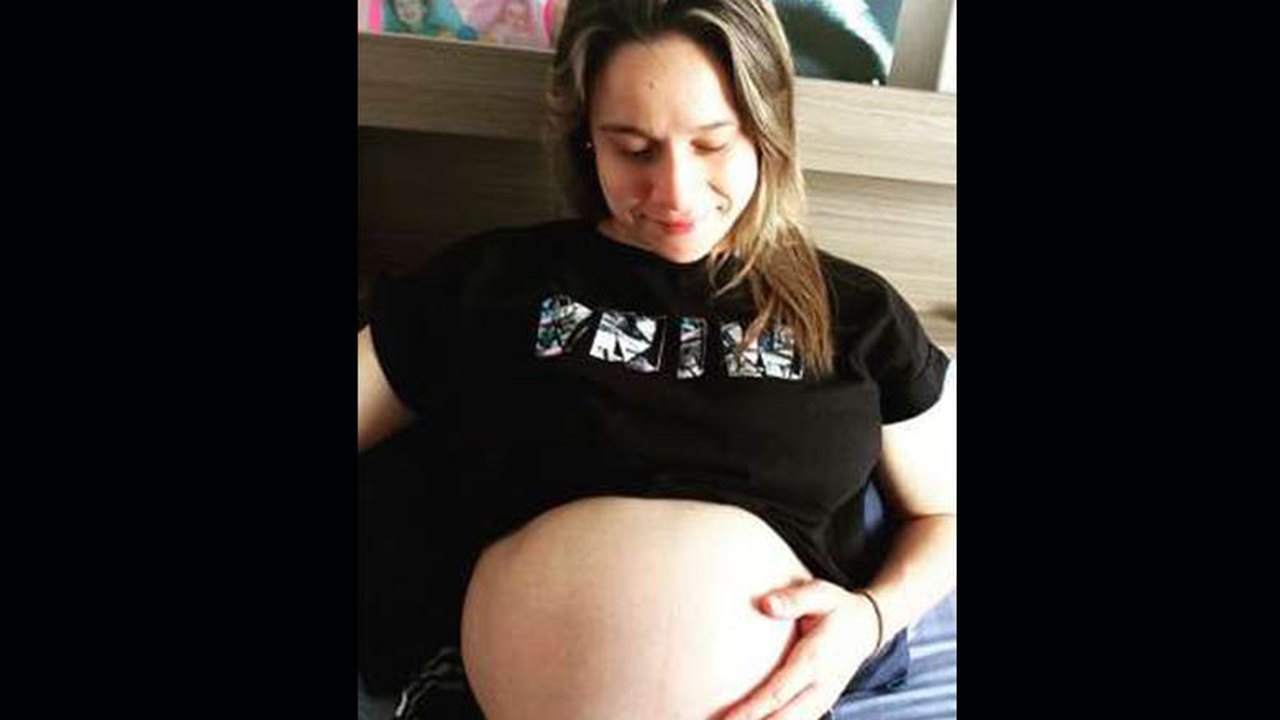 Fernanda Gentil exibe barrigão