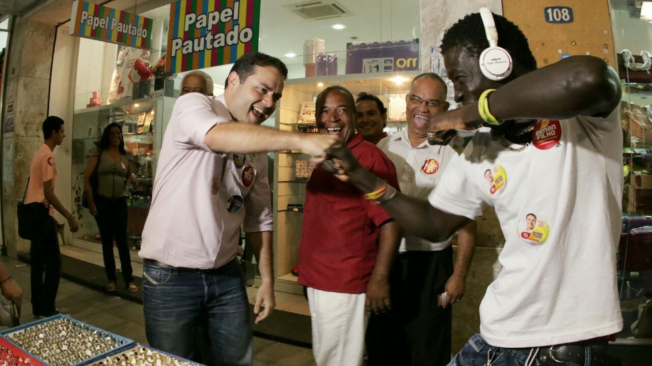 No Calçadão do Comércio, Renan Filho sente o carinho do povo maceioense