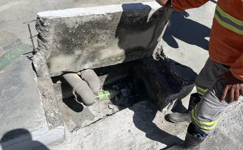 Infraestrutura flagra despejo de concreto na rede de drenagem de águas pluviais