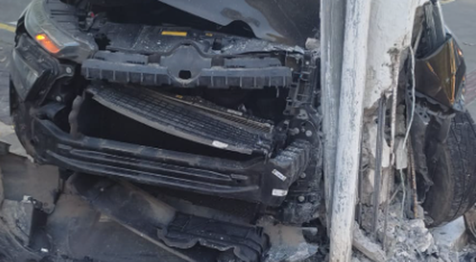 Carro colide com poste de energia na Zona Sul de Aracaju