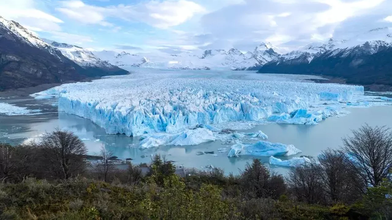Geleira Perito Moreno apresenta sinais de derretimento recorde em imagens de satélite