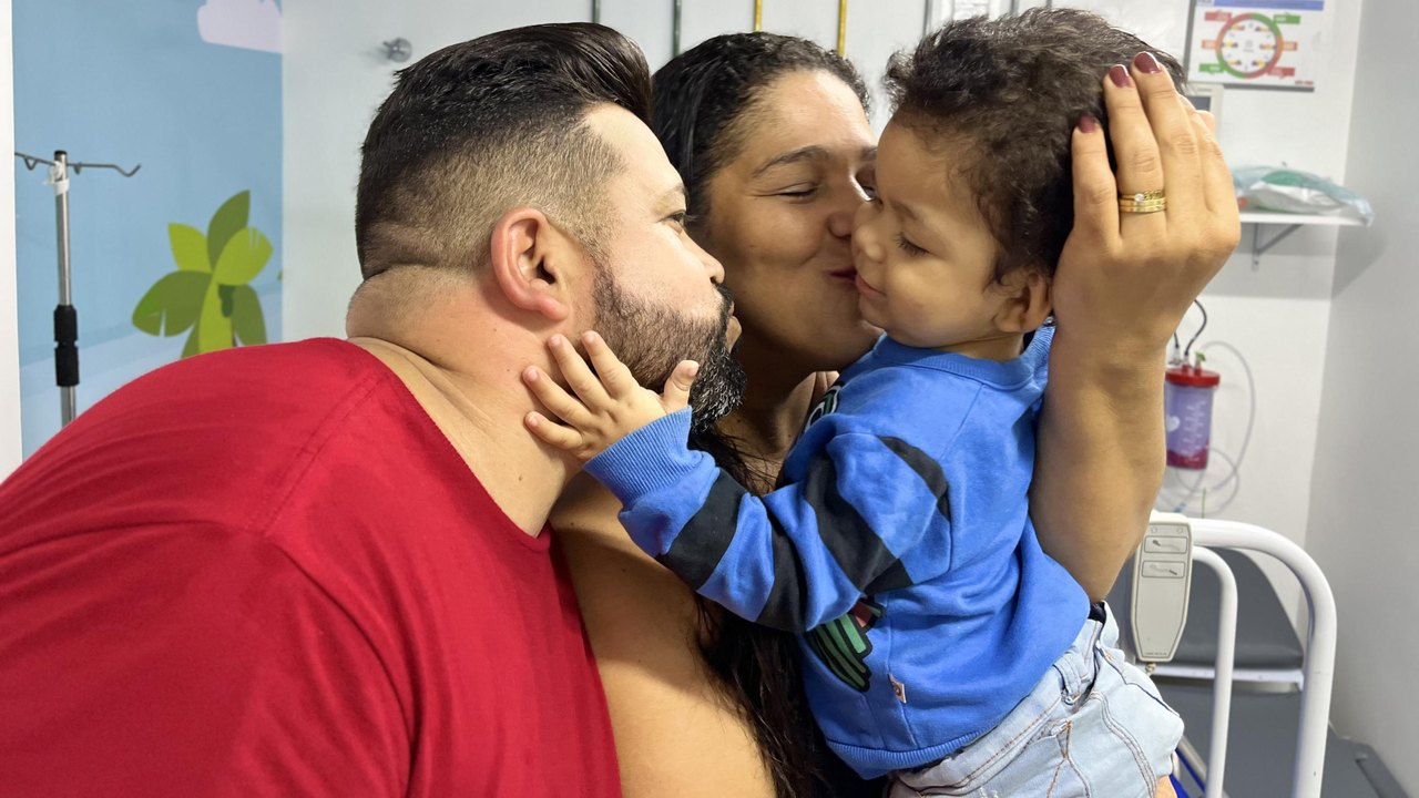 HGE salva a vida de criança de 1 ano e família retorna à unidade hospitalar para agradecer aos servidores
