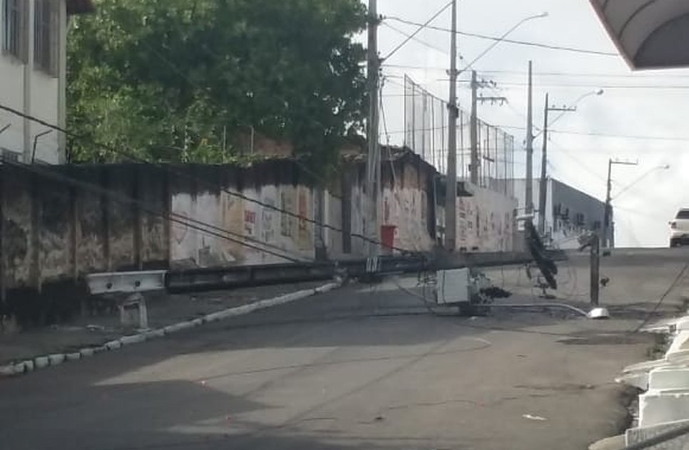 POSTE ELÉTRICO NO CHÃO