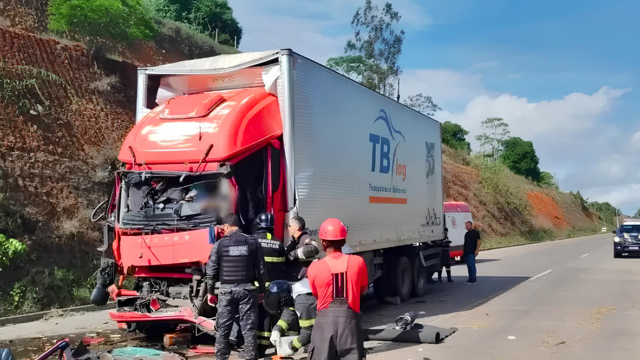 Bombeiros atuam em acidente entre caminhões em Teotônio Vilela