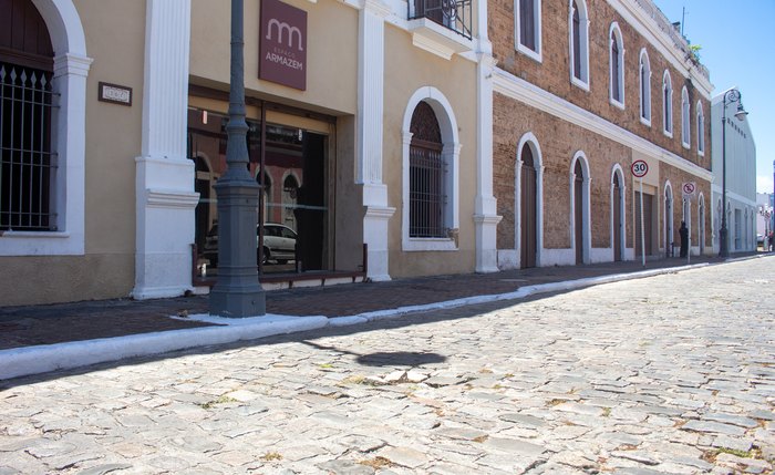 Obra visa recuperar o pavimento, repondo paralelepípedos irregulares