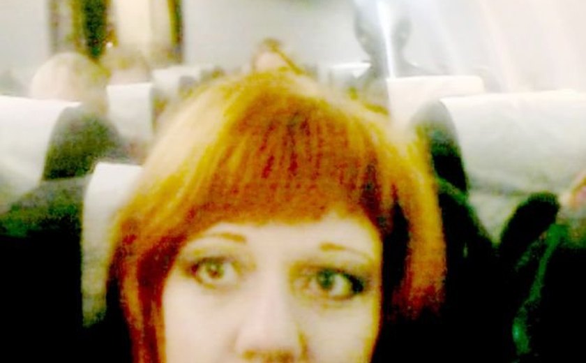 Mulher garante ter fotografado um ET dentro de um avião russo