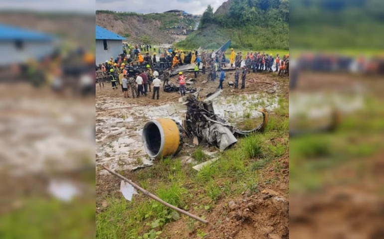 Avião cai momentos após a decolagem e deixa 18 mortos no Nepal